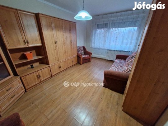 Szekszárd Béri B Á utcában földszinti lakás eladó !