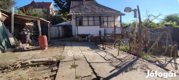 Szekszárdi 35 nm-es ház eladó