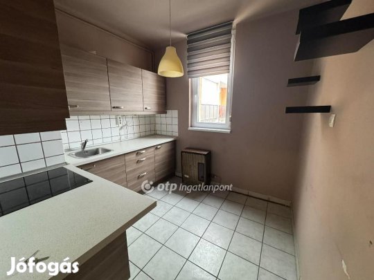 Szekszárdi 57 nm-es lakás eladó