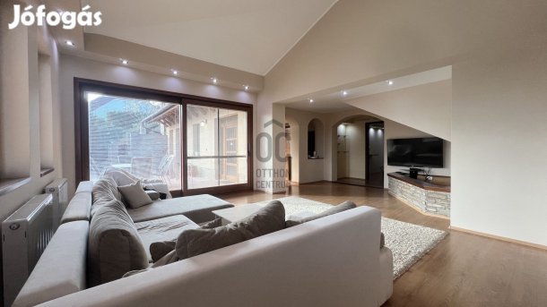 Szekszárdon 148m2-es 4 szobás, kertkapcsolatos lakás, szaunával, önáll