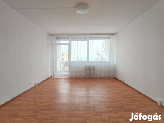 Szekszárdon 2.emeleti, 2 szobás erkélyes lakás eladó!