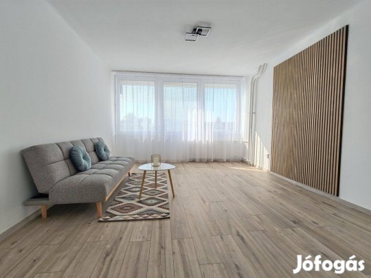 Szekszárdon Belváros Felújított liftes házban nagy garzon eladó!