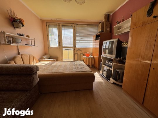 Szekszárdon, 3 szobás, erkélyes lakás eladó!