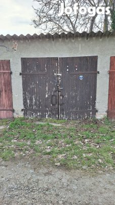 Szekszárdon eladó 17 m2-es tégla garázs