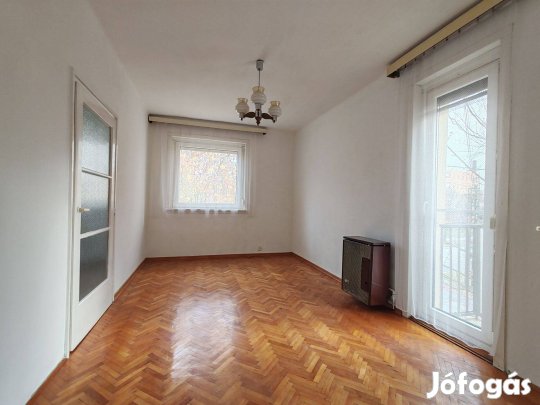 Szekszárdon első emeleti, 60m2-es, 2+1 szobás,2 erkélyes lakás eladó!