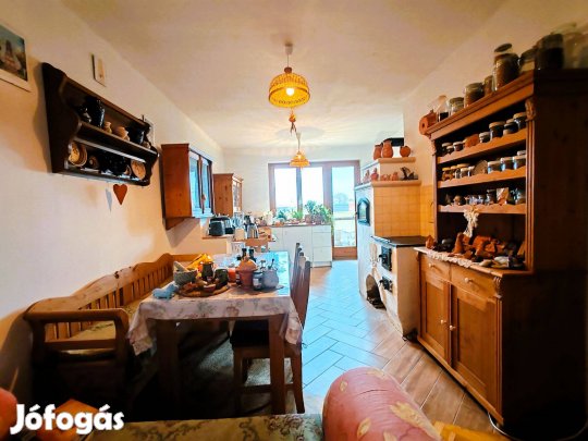 Szekszárdon földszinti,63 mes,erkélyes,4 szobás lakás eladó!