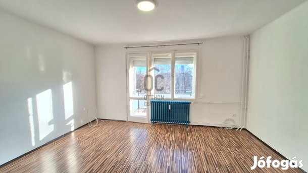 Szekszárdon téglaépítésű, központi garzonlakás eladó!