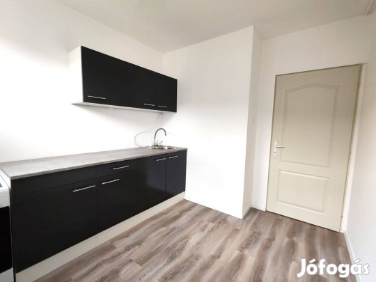 Szekszárdon teljeskörűen felújított 2 szobás lakás eladó!