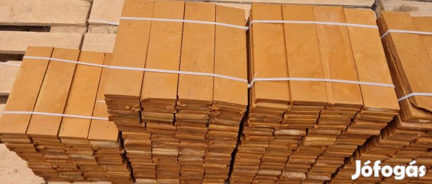Szeletelt Tégla barna színben, sarkos, egyenlő szeletek. 