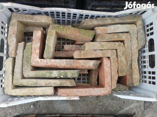 Szeletelt, vágott, bontott tégla sarok elem