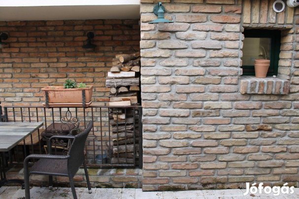 Szeletelt, vágott rusztikus, antikolt téglaburkolat állított párkány