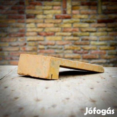 Szeletelt, vágott tégla falburkolat rusztikus fektetett párkányelem