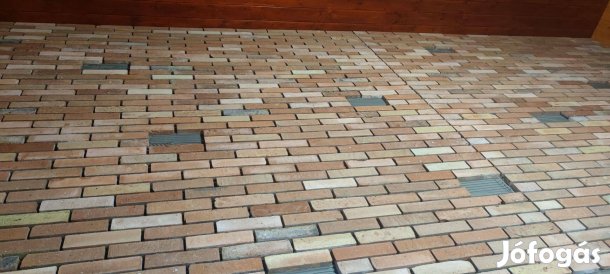 Szeletelt kisméretű tégla padlóra