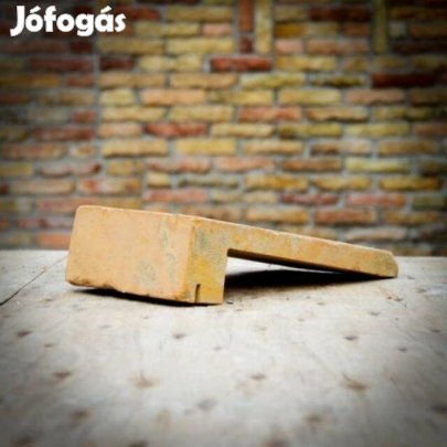 Szeletelt tégla, vágott, bontott, rusztikus fektetett párkányelem