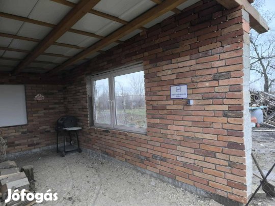 Szeletelt tégla burkolat