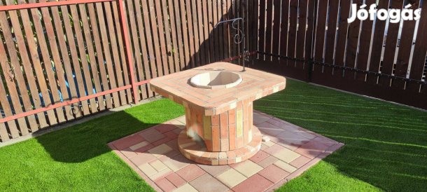 Szeletelt téglával burkolt szalonnasütő, bográcsozó