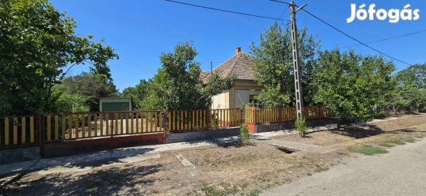 Szelevényen eladó 2 szobás, beköltözhető családi ház, garázzsal