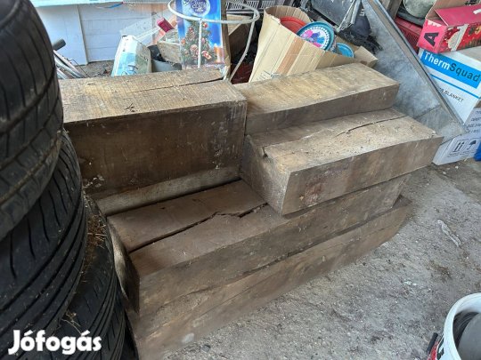 Szélezett keményfa rönkök akár deszka anyag Kecskeméten
