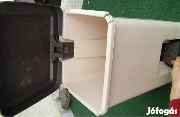 Szemetes Rubbermaid Curver pedálos 8 liter