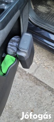 Szemetes, autóajtóra.