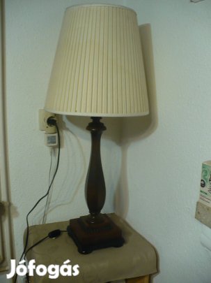 Szemrevaló fa asztali lámpa