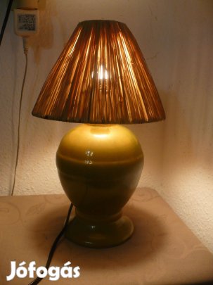 Szemrevaló kerámia asztali lámpa