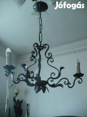 Szemrevaló kovácsoltvas mennyezeti lámpa