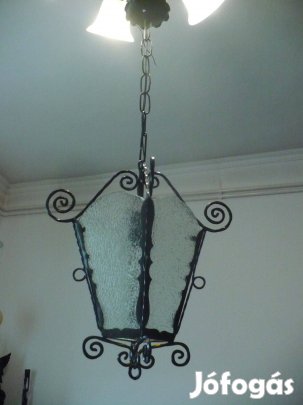 Szemrevaló kovácsoltvas mennyezeti lámpa