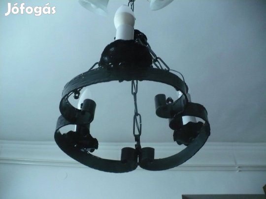 Szemrevaló kovácsoltvas mennyezeti lámpa