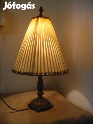 Szemrevaló réz asztali lámpa