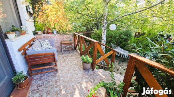 Szentendre, Hóvirág utca, 135 m2-es, sorház, 6 szobás, jó állapotú