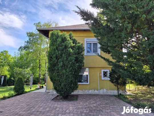 Szentendrén, a 11-es főút közelében, kétgenerációs családi ház eladó!