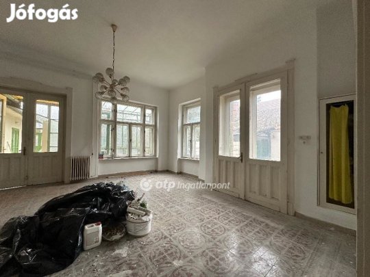 Szentes központjában, 5 szobás, polgári jellegű felújítandó lakóház