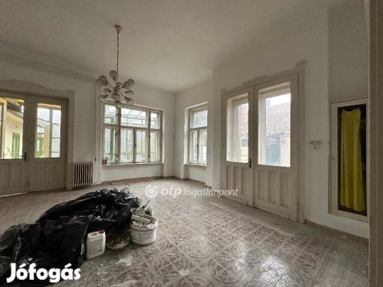 Szentes központjában, 5 szobás, polgári jellegű felújítandó lakóház