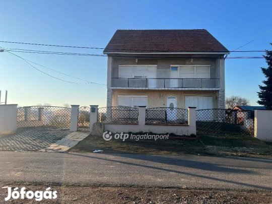 Szentlőrinckátai eladó 220 nm-es ház