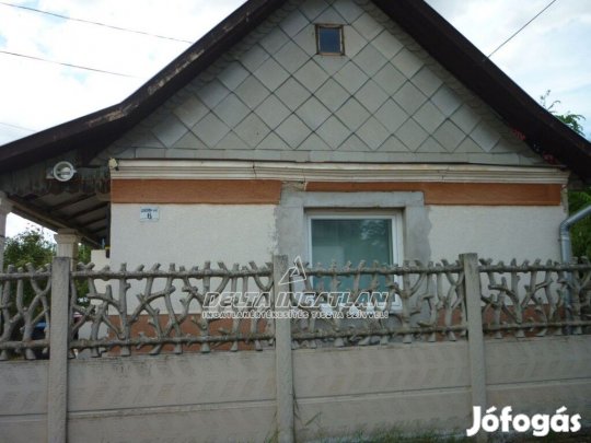 Szentlőrinckátán 2 szobás 67 m2-es családi ház konvektoros fűtéssel