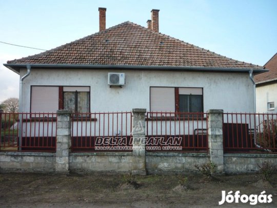 Szentlőrinckátán 3 szobás, 86 m2-es tégla ház közel a központhoz