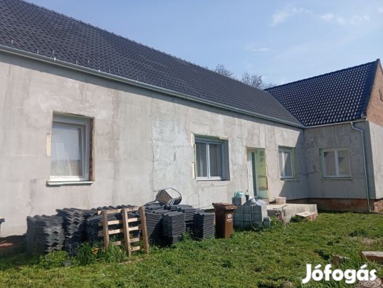 Szentlőrinctől 8 km Szentdénesen eladó egy családi ház