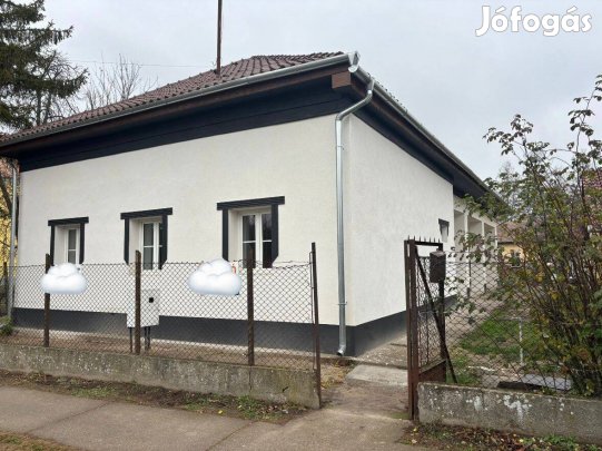Szentmártonkáta központjában felújított családi ház eladó