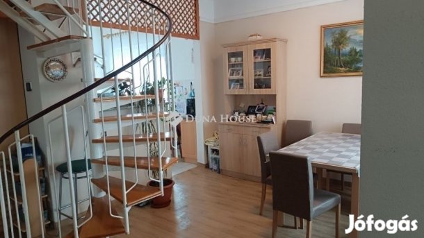 Szentmártonkátai 222 nm-es ház eladó