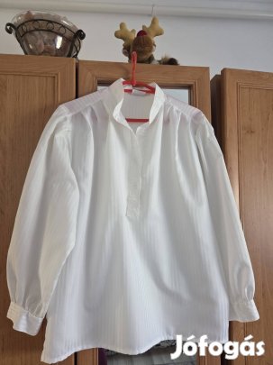 Szép, csinos fehér ing- tunika reklámáron.