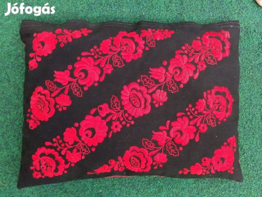 Szép, kézzel hímzett díszpárna eladó!