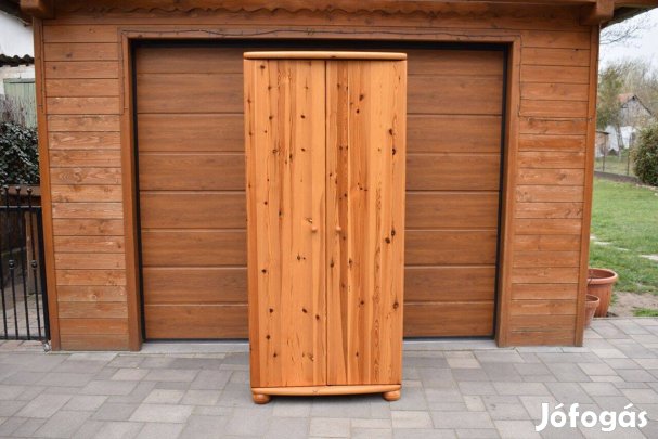 Szép állapotú Claudia tömör fenyő gardróbszekrény