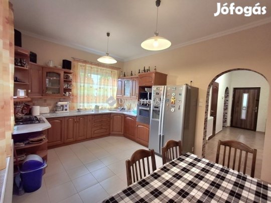 Szép állapotú ikerház a Júliatelep kedvelt részén!