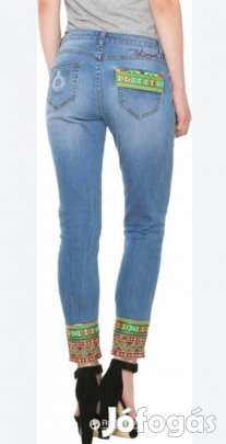 Szép állapotú pár alkalommal használt  Desigual farmer nadrág