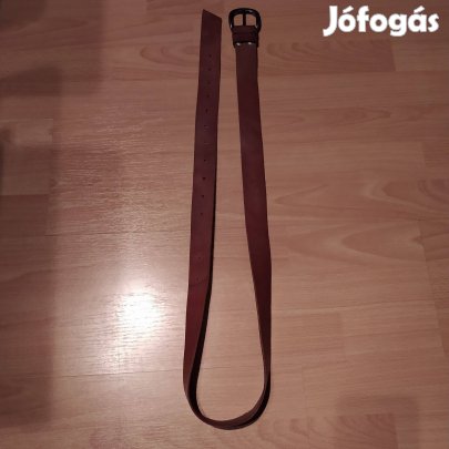 Szép barna férfi bőr öv