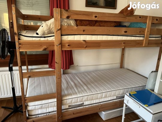 Szép emeletes ágy matraccal