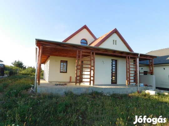 Szép és Új családi ház az Oladi dombon, azonnal költözhetően eladó