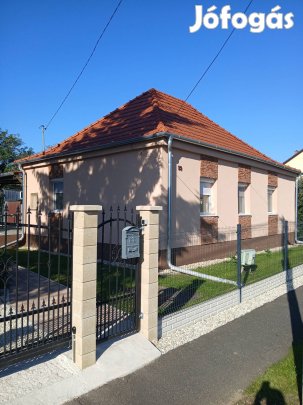 Szép felújított ház nagy raktárral.