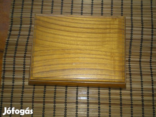 Szép formában régi fa doboz bordó belsővel